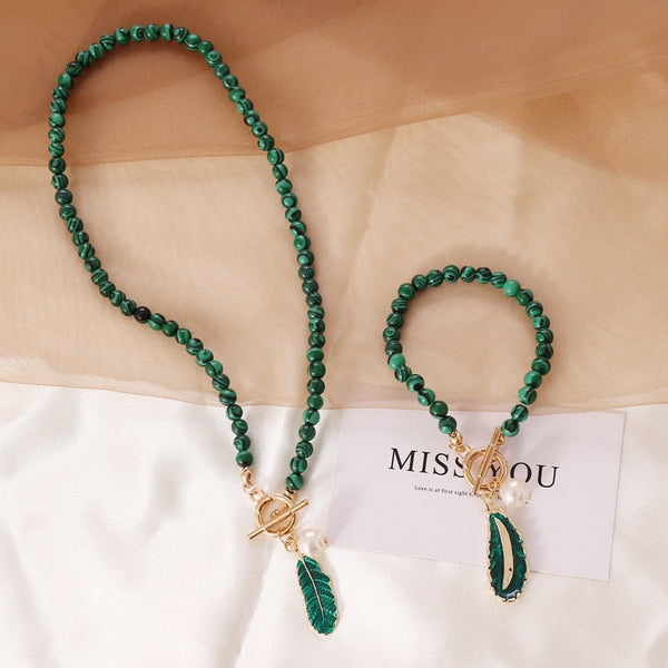 Groene kralenketting en armband set met goudkleurige sluiting en bladbedel, elegant sieradenontwerp, perfect voor modieuze accessoires.