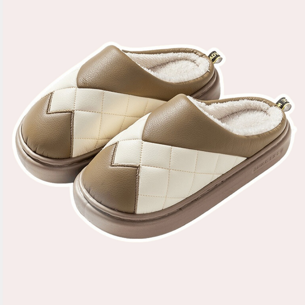 Bruine en witte gewatteerde pantoffels met pluche voering, comfortabele winterse huisschoenen voor dames en heren, antislip zool, modieus en warm.