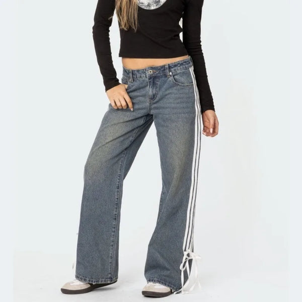 Vrouw draagt HOUZHOU Y2k wijde jeans met zijstreep en veterdetails, vintage baggy denim, trendy mode voor dames, casual en stijlvol ontwerp.