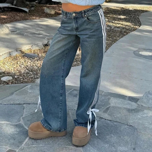 Wijde damesjeans met zijstrepen en veterdetails, vintage baggy stijl. Perfect voor casual Y2K mode. Comfortabele pasvorm, trendy denim look.
