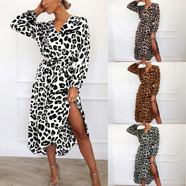 Vrouw in modieuze luipaardprint jurk met lange mouwen en split, verkrijgbaar in wit, bruin en groen. Trendy dameskleding, elegante stijl.