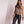 Vrouw in luipaardprint top en zwarte leren broek, modieuze outfit, trendy kleding, stijlvolle damesmode, casual chic look.