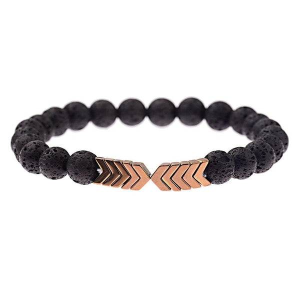 Zwarte lavasteen armband met gouden pijlvormige kralen, elastisch ontwerp, unisex sieraden, modieuze polsaccessoire, geschikt voor dagelijks gebruik.