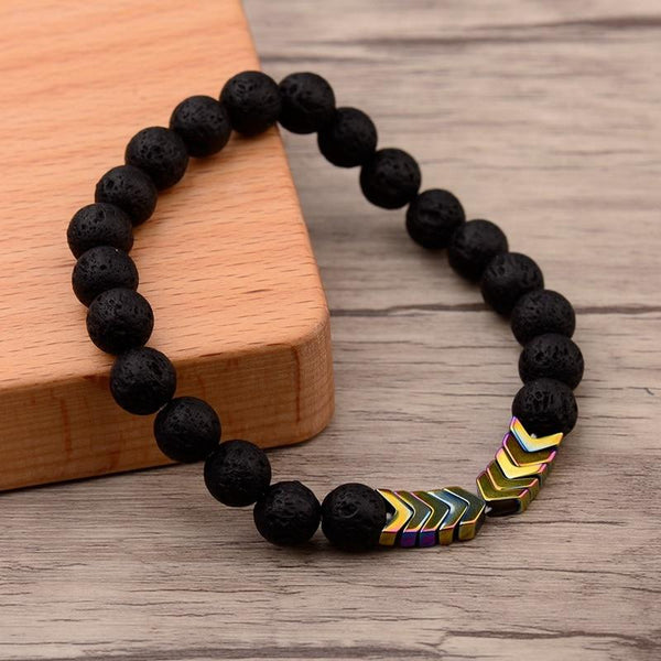 Zwarte lavasteen armband met kleurrijke metalen pijlen, handgemaakt sieraad, unisex design, perfect voor modieuze accessoires en spirituele balans.