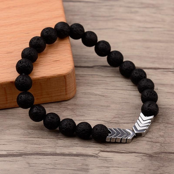 Zwart lavasteen armband met zilveren pijlpunt bedel, stijlvol herenaccessoire, handgemaakt, perfect voor casual en formele gelegenheden.
