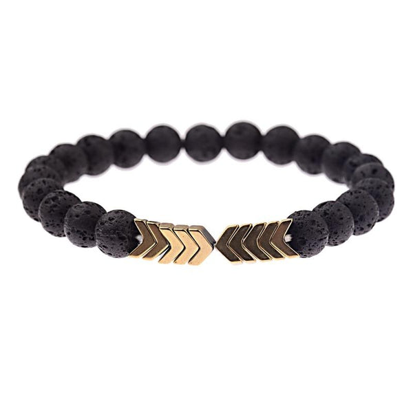 Zwarte lavasteen armband met gouden pijlvormige kralen, stijlvol sieraad voor mannen en vrouwen, perfect voor casual en formele gelegenheden.