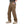 Man in bruine tactische broek met meerdere zakken, stevige riem en beige wandelschoenen. Ideaal voor outdooractiviteiten en survival.