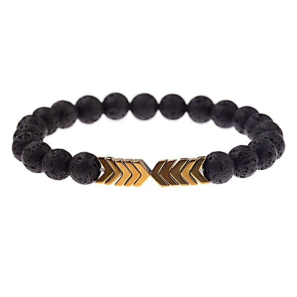Zwarte lavasteen armband met gouden pijlvormige kralen, stijlvol en modern sieraad voor mannen en vrouwen, perfect voor elke gelegenheid.