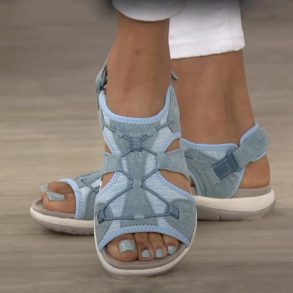 Lichtblauwe dames sandalen met open teen en klittenbandsluiting, comfortabel ontwerp, ideaal voor zomerse casual outfits en wandelingen.