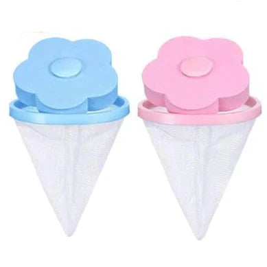 Twee wasmachine pluizenfilters met bloemvormige deksels in blauw en roze, ideaal voor het verwijderen van pluizen en haren tijdens het wassen.