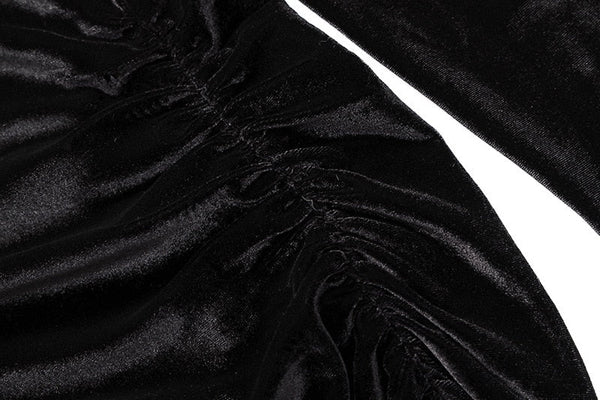 Zwarte fluwelen stof met plooien, glanzend oppervlak, close-up textuur. Luxe materiaal voor mode, interieur, elegante uitstraling.