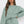 Vrouw draagt mintgroene Santa Monica sweatshirt en joggingbroek, casual mode, comfortabele dameskleding, White Fox, Los Angeles stijl.