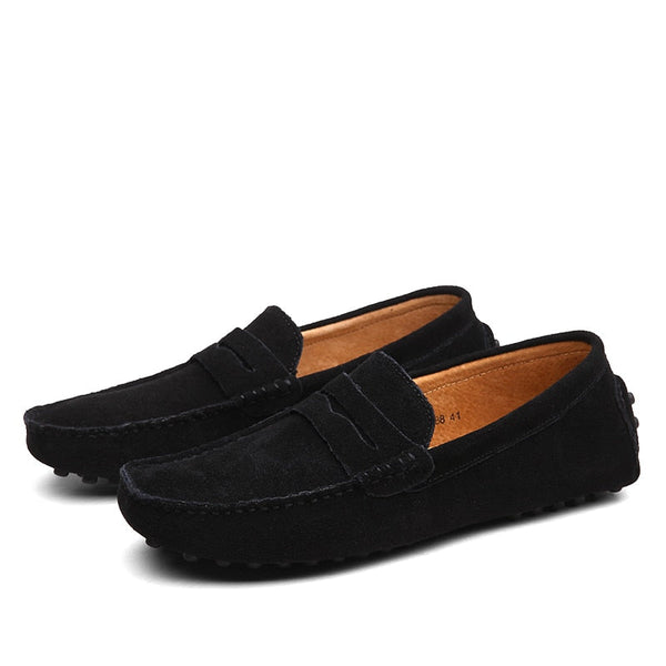 Zwarte suède loafers voor heren, stijlvolle instappers met rubberen zool, ideaal voor casual en formele gelegenheden. Comfortabele en modieuze schoenen.