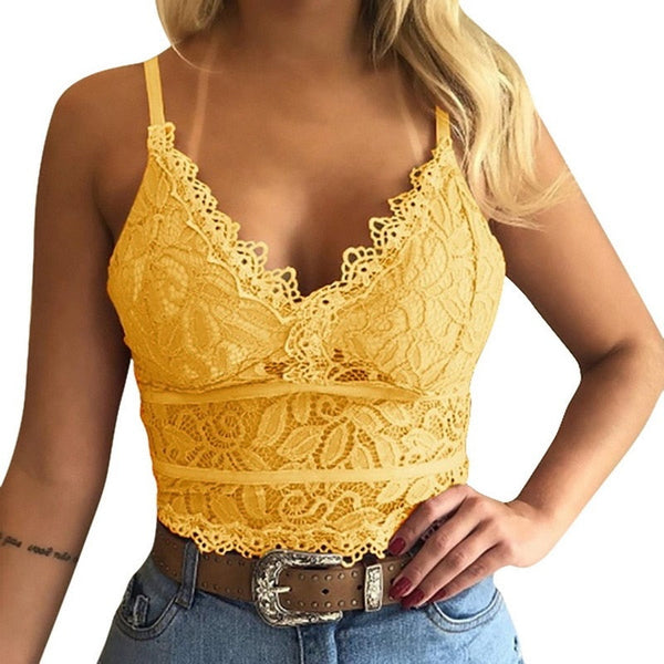 Geel kanten crop top voor dames, met V-hals en spaghettibandjes, gecombineerd met blauwe jeans. Perfect voor zomerse mode en casual outfits.