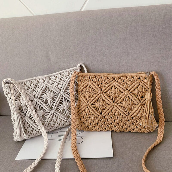Twee handgemaakte macramé tassen op een grijze bank, één in wit en één in beige, met gedetailleerde patronen en gevlochten schouderbanden.