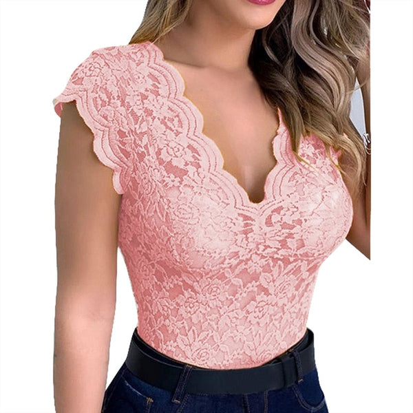 Roze kanten top met V-hals en kapmouwtjes, gedragen door een vrouw. Perfect voor casual en elegante outfits. Modieuze dameskleding.