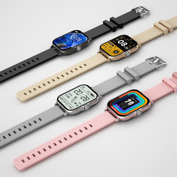 Vier moderne smartwatches met verschillende kleuren bandjes en schermen, liggend op een witte achtergrond. Technologie, draagbare gadgets, horloges.