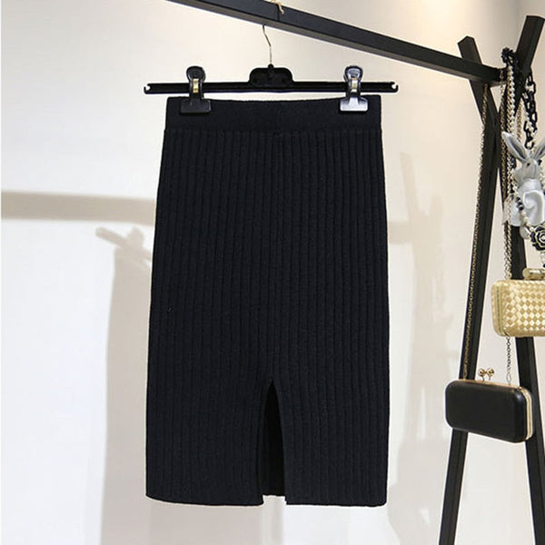 Zwarte geribbelde rok met split, hangend aan kledingrek. Modieuze dameskleding, geschikt voor casual en zakelijke outfits. Trendy en veelzijdig.