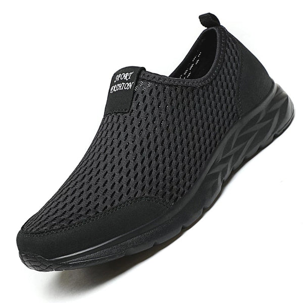 Zwarte ademende sportschoen met mesh bovenwerk, slip-on design en comfortabele zool. Ideaal voor hardlopen en dagelijks gebruik. Unisex sportieve sneaker.