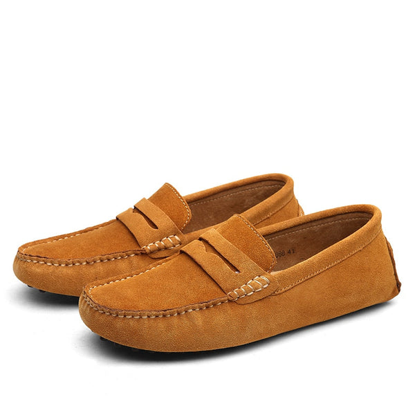 Bruine suède loafers voor heren, casual instappers met stiksels, comfortabele en stijlvolle schoenen voor dagelijks gebruik.