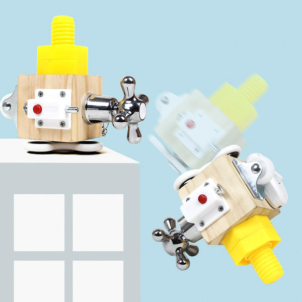 Houten speelgoedrobot met gele schroefdop en metalen details, geplaatst op een witte kubus tegen een blauwe achtergrond. Innovatief en educatief speelgoed.