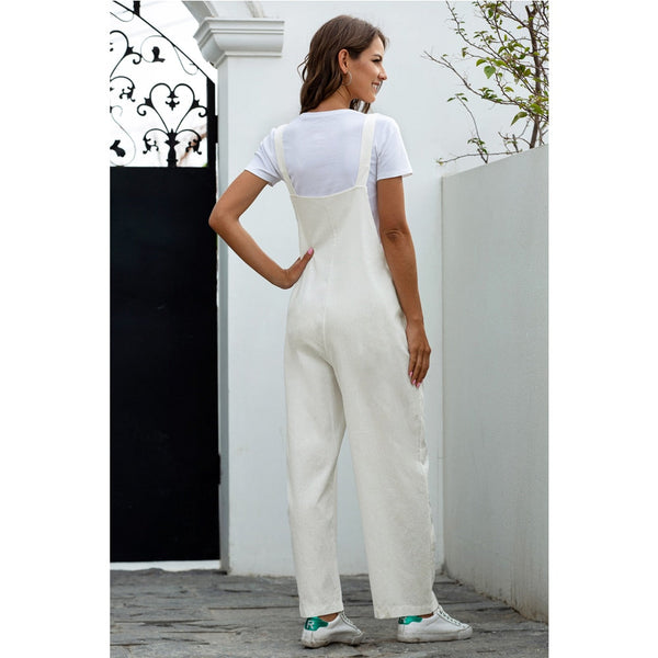 Vrouw in witte tuinbroek en T-shirt, casual mode, buiten, staand op stenen pad, trendy outfit, zomerkleding, comfortabele stijl.