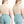 Beige shapewear top en blauwe leggings voor dames, zijaanzicht. Comfortabele, naadloze pasvorm. Ideaal voor dagelijks gebruik en sport.