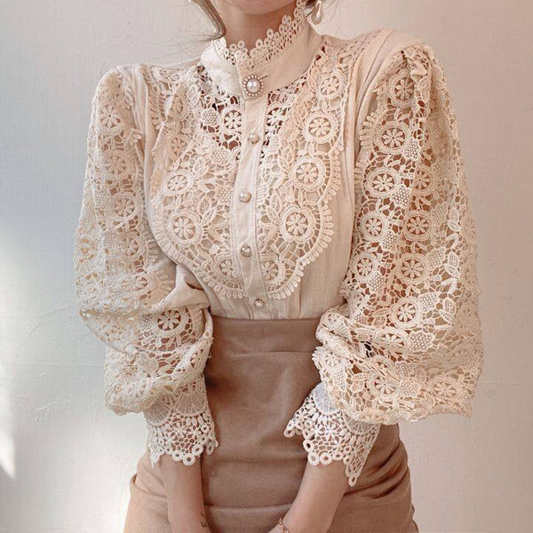 Vintage crèmekleurige kanten blouse met parelknopen en pofmouwen, elegant en stijlvol, perfect voor modieuze damesoutfits.
