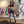 Vrouw in sportkleding poseert in een boetiek; draagt zwarte sportbeha en opvallende dierenprint leggings. Fitnessmode, trendy sportoutfit, boetiekstijl.