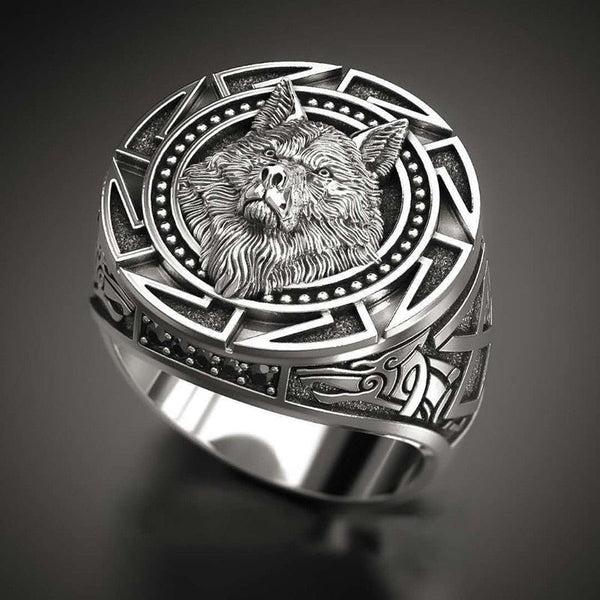 Zilveren ring met gedetailleerd wolvenhoofd, geometrisch patroon, heren sieraden, robuust ontwerp, Viking stijl, luxe accessoire.