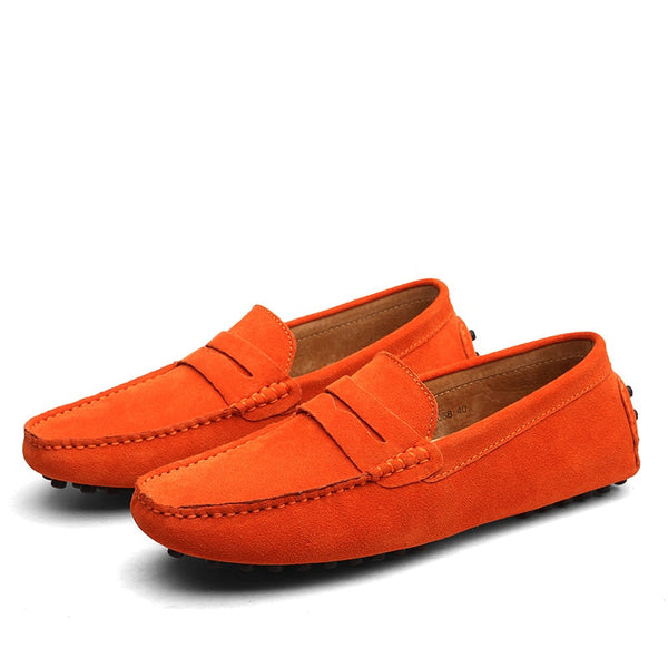 Oranje suède loafers voor heren, stijlvolle instappers met rubberen noppenzool, casual en comfortabel, perfect voor dagelijks gebruik.