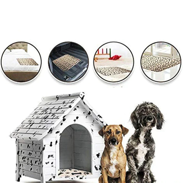 Hondenhok met twee honden en vier afbeeldingen van een luipaardprint hondenmat. Ideaal voor huisdieren, stijlvol en comfortabel hondenaccessoire.