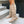 Beige suède laarzen voor dames, kniehoge platte hak, casual stijl, perfect voor herfstmode, getoond op stenen trap.