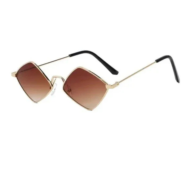 Onregelmatige vintage zonnebril met kleine ruitvormige glazen en goudkleurig montuur. Hipster dames zonnebril, retro stijl, UV-bescherming.