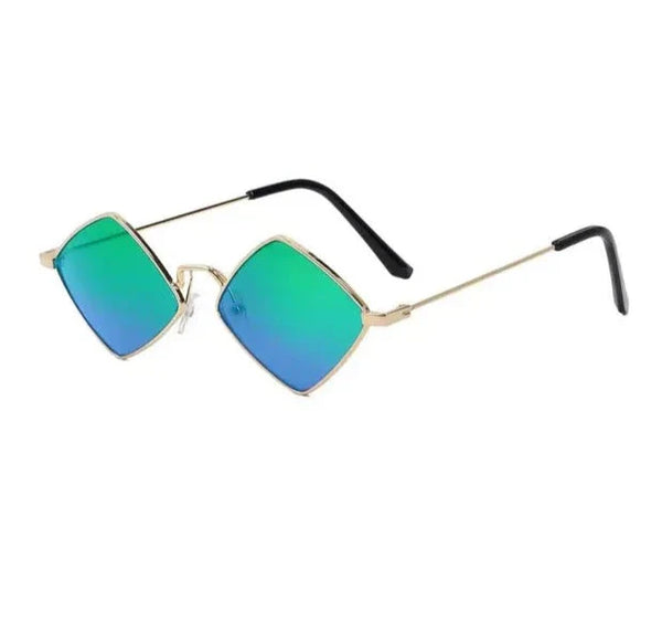 Hipster zonnebril met onregelmatig vintage klein frame, groenblauwe lenzen en gouden montuur. Retro dames zonnebril, trendy accessoire.