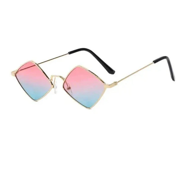 Hipster zonnebril met onregelmatig vintage frame, roze-blauwe lenzen en gouden montuur. Retro dames zonnebril, trendy accessoire.