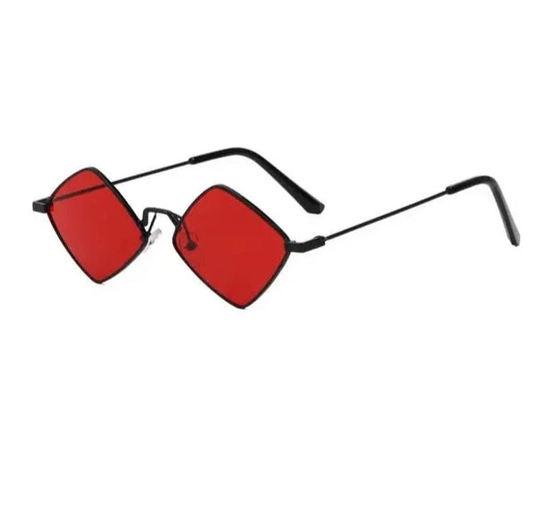 Zwarte vintage zonnebril met onregelmatige rode glazen, hipster stijl, dames zonnebril, retro design, kleine metalen frame, modieuze accessoires.