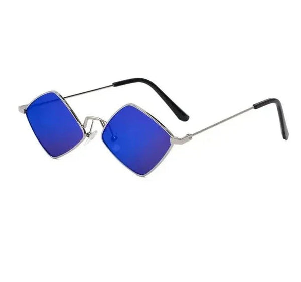 Blauwe hipster zonnebril met onregelmatig vierkant frame, retro stijl. Ideaal voor dames, vintage look, kleine glazen, metalen montuur.