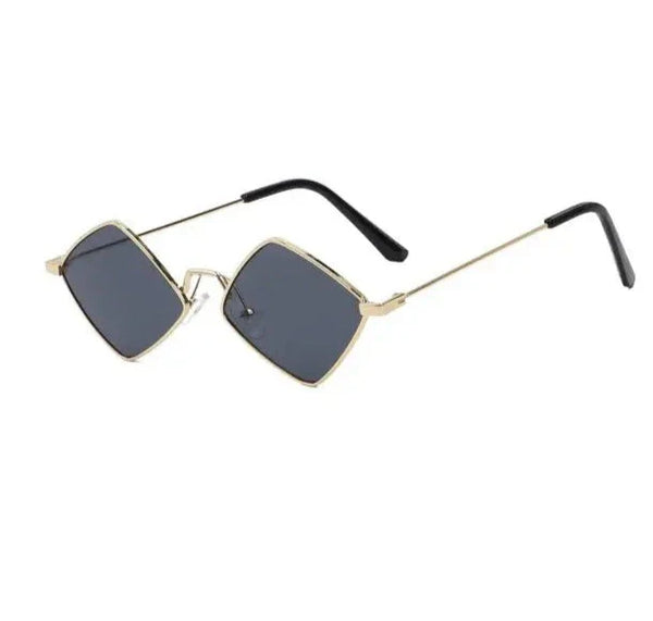 Hipster polygoon zonnebril voor dames met onregelmatig vintage klein frame, zwarte lenzen en retro legering montuur. Perfect voor trendy looks.