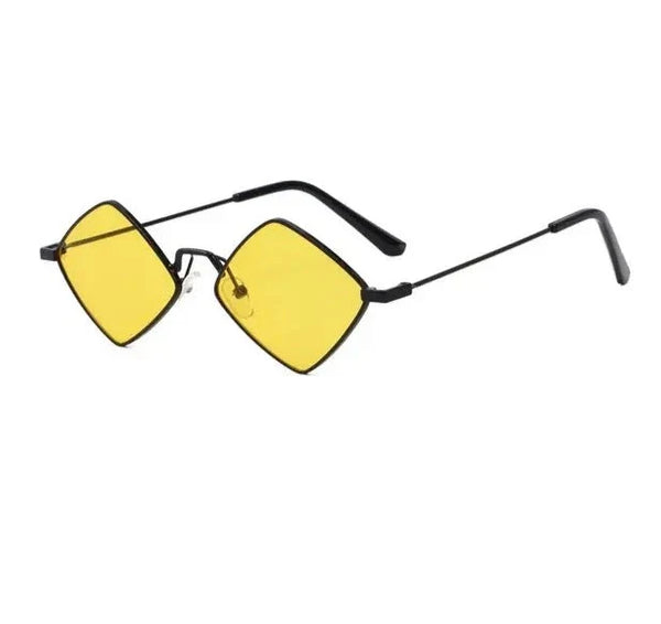 Zwarte vintage zonnebril met onregelmatig geel ruitvormig frame, hipster stijl. Perfecte damesaccessoire voor retro en modieuze looks.