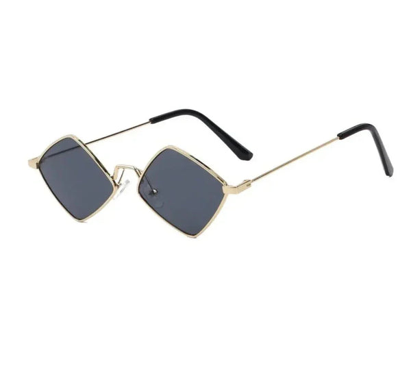 Zwarte vintage dameszonnebril met onregelmatig polygoon frame en gouden legering. Hipster stijl, kleine glazen, retro design.
