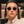 Hipster polygoon zonnebril voor vrouwen, onregelmatig vintage design, kleine ruitvormige lenzen, retro stijl, zwart montuur, modieuze damesaccessoire.