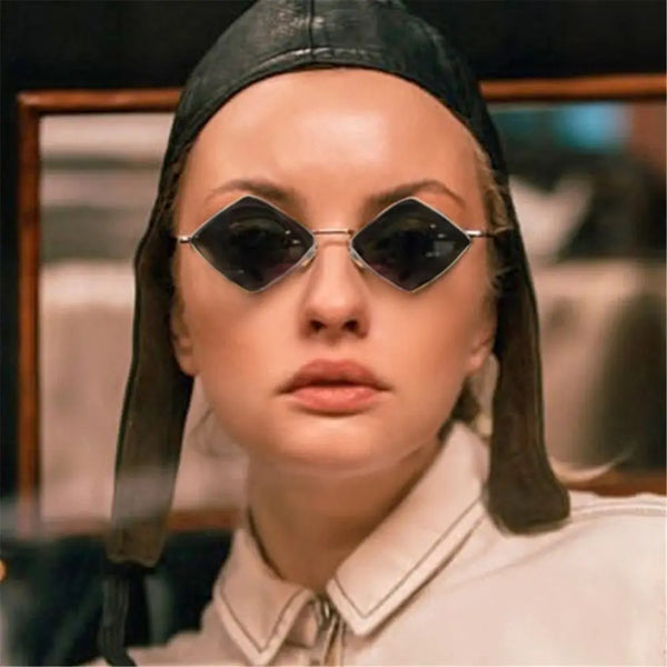 Hipster polygoon zonnebril voor vrouwen, onregelmatig vintage design, kleine ruitvormige lenzen, retro stijl, zwart montuur, modieuze damesaccessoire.