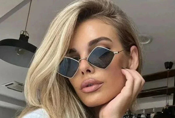Vrouw met blonde haren draagt hippe, onregelmatige vintage zonnebril met kleine ruiten. Trendy accessoire voor dames, retro stijl.