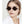 Vrouw met hipster zonnebril, onregelmatig zwart frame, vintage stijl. Modieuze dames zonnebril, retro look, kleine glazen, trendy accessoire.