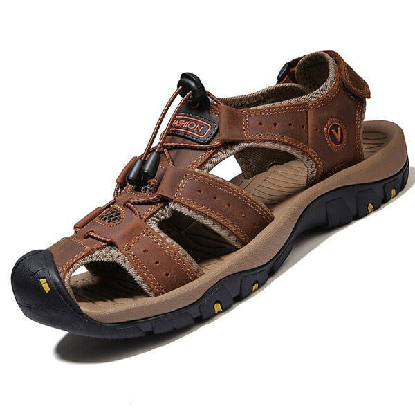 Bruine leren herensandaal met verstelbare bandjes, antislipzool en open teen. Ideaal voor wandelen en outdooractiviteiten. Comfortabele zomerschoen.