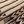 Bruin-beige gebreide stof met geometrisch Azteeks patroon, close-up. Perfect voor interieurdecoratie, modeontwerp, textielinnovatie.