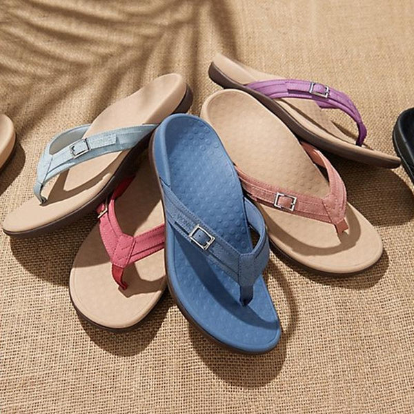 Vijf paar kleurrijke sandalen met gespen op een beige achtergrond. Zomerschoenen, casual stijl, comfortabele slippers voor dagelijks gebruik.