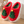 Rode pluche kerstpantoffels met groene kerstboomdecoratie en witte zolen, perfect voor winterse gezelligheid en feestdagen.
