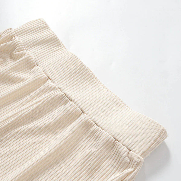 Crèmekleurige geribbelde rok met elastische tailleband, minimalistisch design, comfortabele pasvorm, ideaal voor casual en stijlvolle outfits.